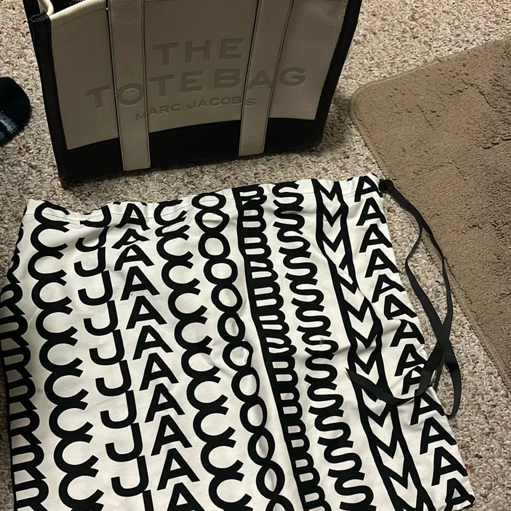 Marc Jacobs Cream and Black Interior Tote - Picture 3 of 5